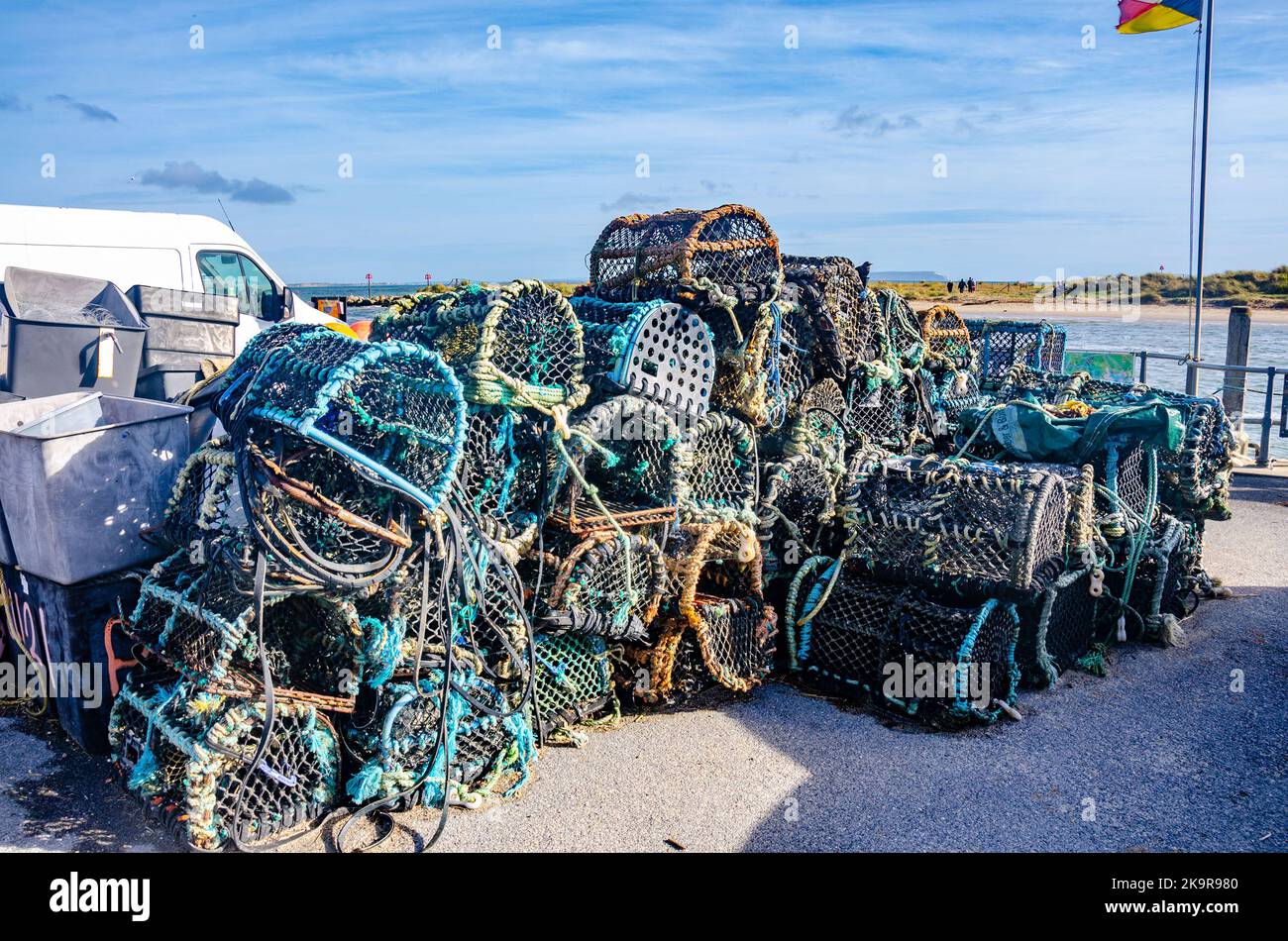 Le pentole di aragosta si sono ammassate sul molo di Mudeford vicino a Christchurch a Dorst, Regno Unito Foto Stock