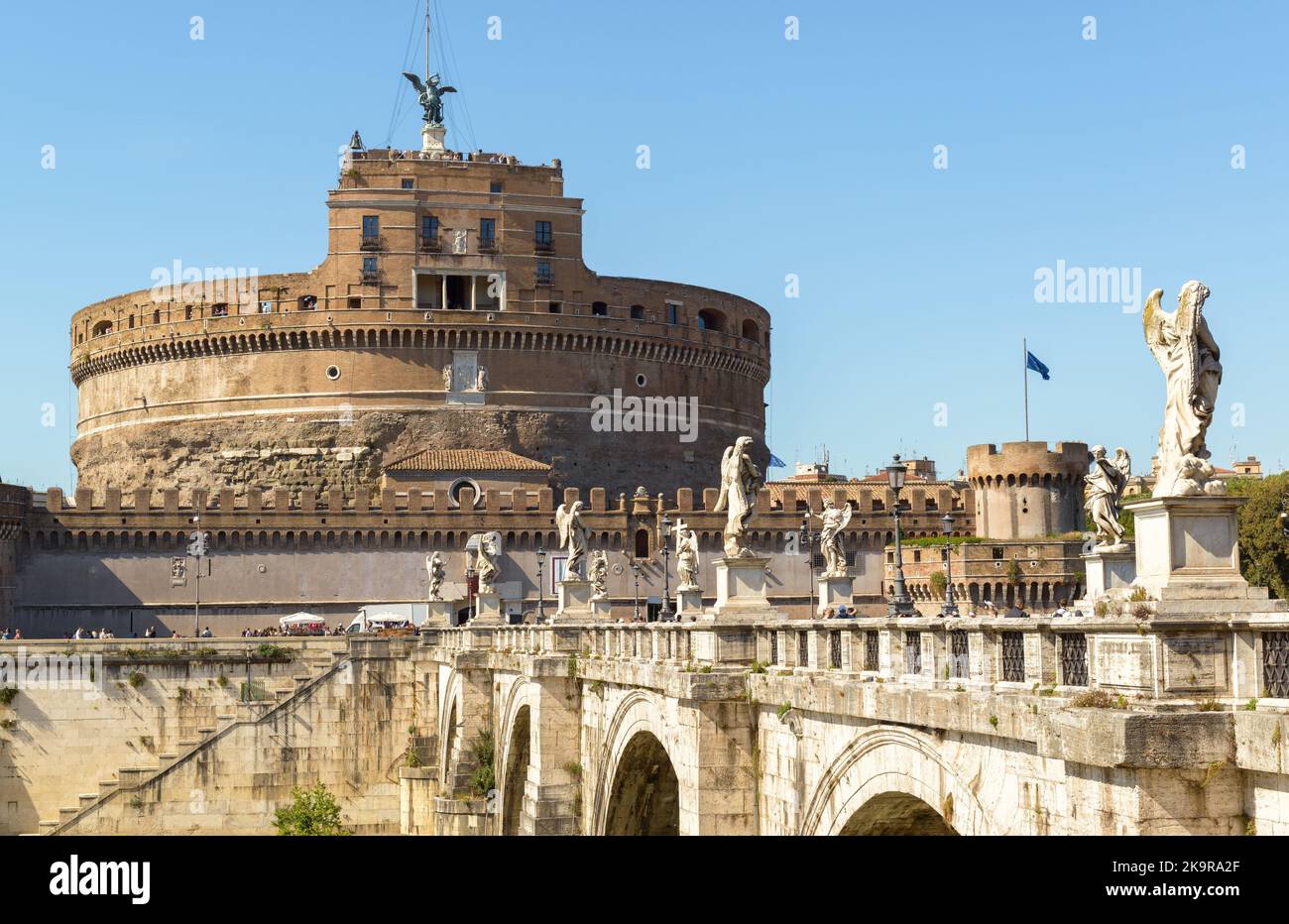 Castel Sant’Angelo o Castello del Santo Angelo, Roma, Italia. E' un famoso punto di riferimento di Roma. Vista sul vecchio Castel Sant`Angelo, cielo e ponte medievale con la R. Foto Stock