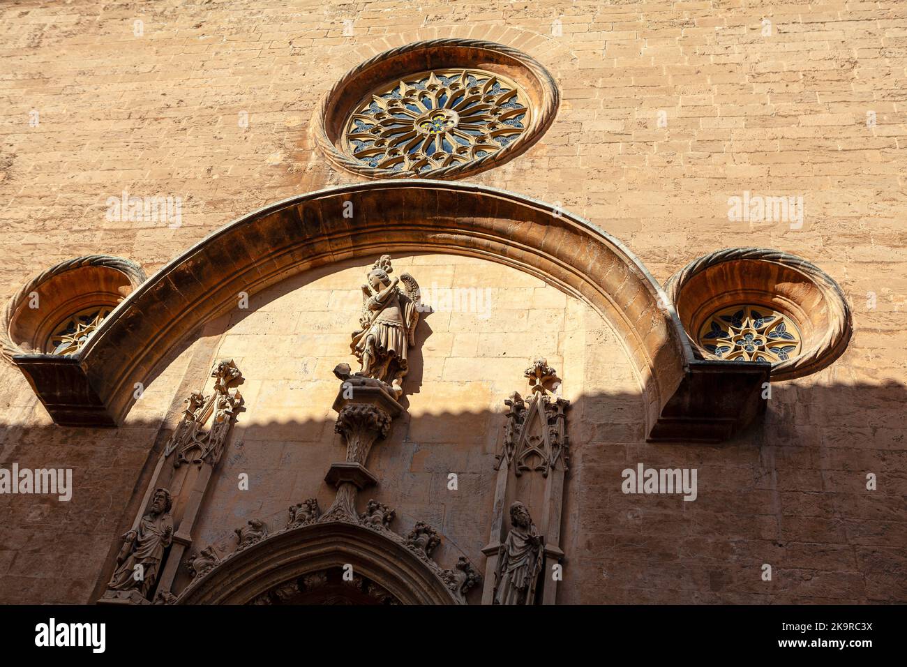 Portale della Chiesa con rosoni . Sculture all'ingresso della cattedrale. Catedral de Mallorca Foto Stock