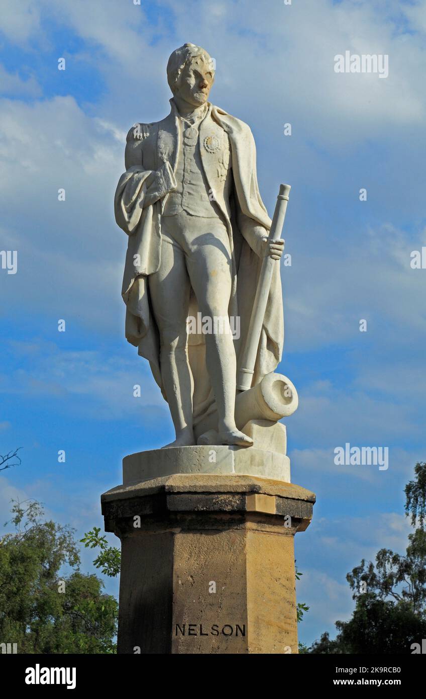 Norwich, statua dell'ammiraglio Lord Nelson, Cathedral Close, di Thomas Milnes, 1847, in pietra Portland gravemente alterata, Norfolk, Inghilterra Foto Stock