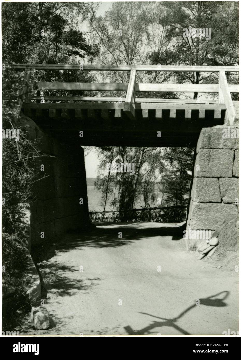 Vecchia stazione ferroviaria bridge.vid Tullinge va Stora Landsvägen sulla vecchia banca ferroviaria. Al centro della stazione si trova un viadotto e in due delle sue massicce pietre si trita in parte l'anno 1859 e in parte una corona reale. Foto Stock