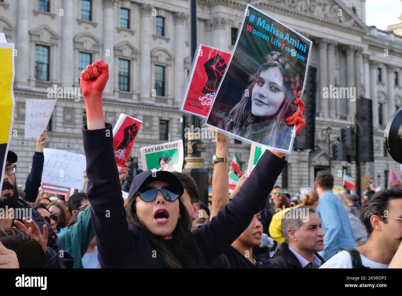 Londra, Regno Unito. 29th ottobre 2022. Migliaia di persone si sono riunite in solidarietà con gli iraniani nella capitale e nelle città di tutto il mondo, mentre disordini civili hanno attraversato il paese a seguito della morte di Mahsa (Jina) Amini in custodia di polizia dopo che è stata detenuta per essere stata 'impropriamente atstanco'. Si stima che in Iran siano state uccise più di 270 persone e che siano state arrestate 1.400 persone. Credit: Undicesima ora di Fotografia/Alamy Live News Foto Stock