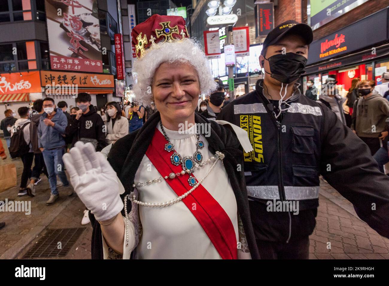 Tokyo, Giappone. 29th Ott 2022. Un uomo canadese indossa un costume della regina Elisabetta II mentre la gente ama Halloween nel centro di Shibuya Gai. Dopo diversi anni di Coronavirus e restrizioni di comportamento antisociale le famose celebrazioni di Shibuya Halloween sembrano ritrovare parte della loro energia, anche se una pesante presenza di polizia e di sicurezza e il divieto di bere alcol per strada sono utilizzati per frenare gli eccessi di eventi precedenti. Credit: SOPA Images Limited/Alamy Live News Foto Stock