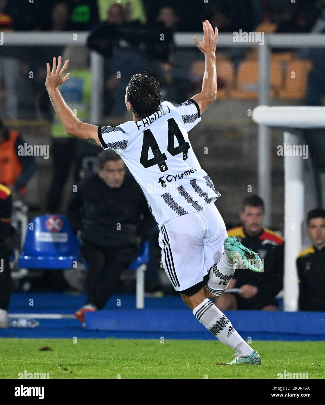 (221030) -- LECCE, 30 ottobre 2022 (Xinhua) -- Nicolo Fagioli del FC Juventus festeggia il suo gol durante una serie Di Partite di calcio tra FC Juventus e Lecce a Lecce, il 29 ottobre 2022. (Foto di Federico Tardito/Xinhua) Foto Stock
