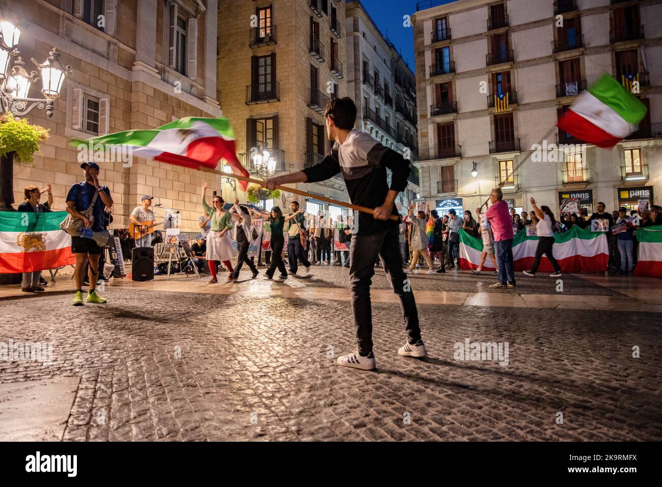 La comunità iraniana si è riunita a Plaza Sant Jaume per ballare e cantare l'inno iraniano a sostegno delle donne iraniane. I manifestanti si riuniscono a Barcellona chiedendo giustizia a Mahsa Amini e ad altre vittime del regime iraniano, e libertà per l'Iran. (Foto di Ximena Borrazas / SOPA Images/Sipa USA) Foto Stock