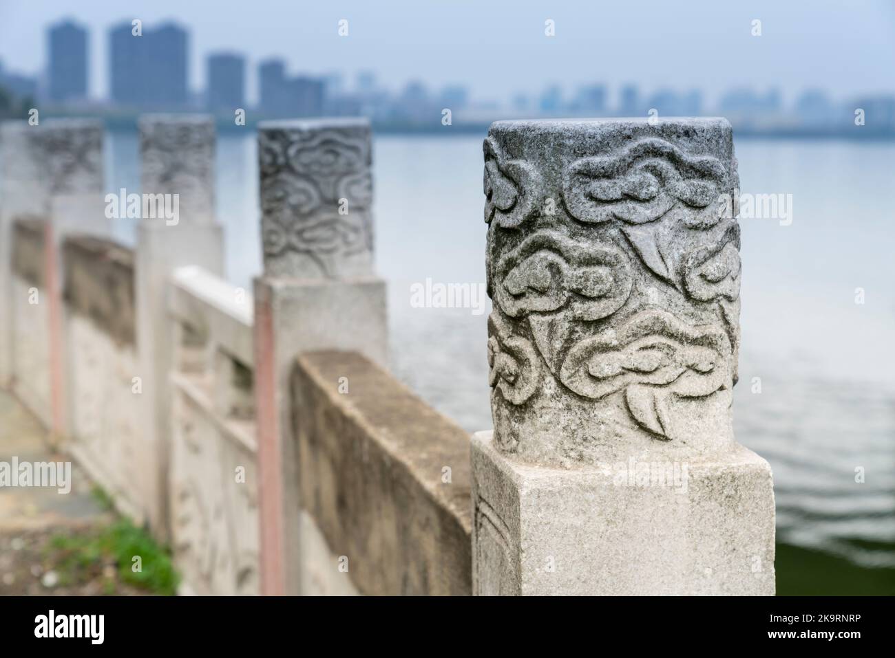 Recinzione di pietra accanto al fiume parco Foto Stock