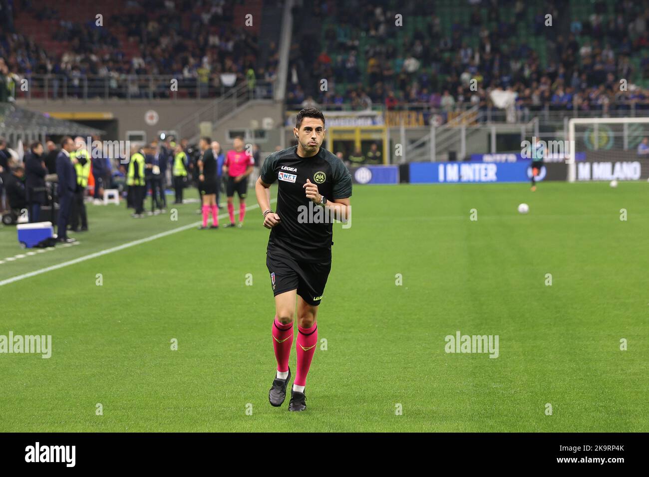 Milano, Italia. 29th Ott 2022. Italia, Milano, ottobre 29 2022: Luca massimi (arbitro) sprint durante il warm up sulla partita di calcio FC INTER vs SAMPDORIA, Serie A 2022-2023 day12 stadio San Siro (Foto di Fabrizio Andrea Bertani/Pacific Press) Credit: Pacific Press Media Production Corp./Alamy Live News Foto Stock