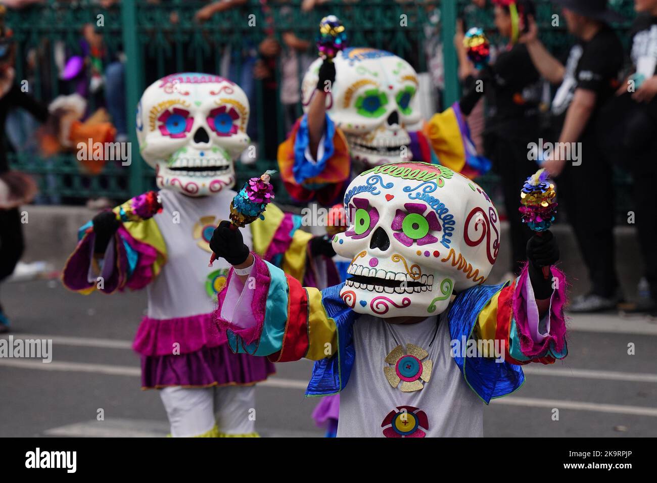 Città del Messico, Messico. 29th Ott 2022. Gli artisti che indossano maschere giganti del cranio ballano lungo la strada durante la Grande Parata dei morti per celebrare la vacanza di dia de los Muertos sul Paseo de la Reforma, 29 ottobre 2022 a Città del Messico. Credit: Richard Ellis/Richard Ellis/Alamy Live News Foto Stock