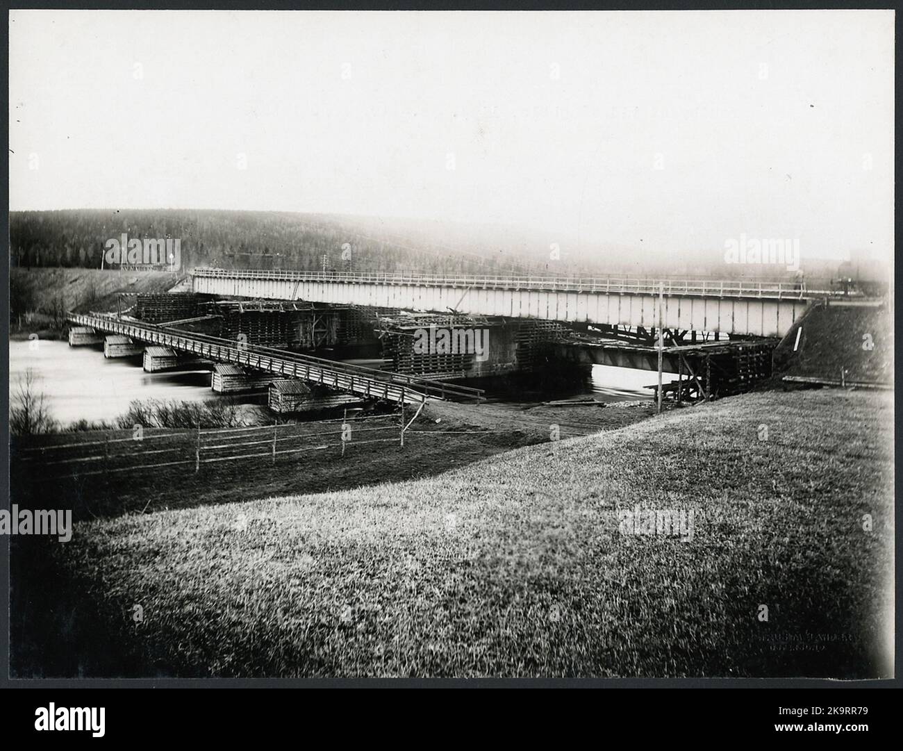 Ponte ferroviario sul fiume Tångböle (Tångböleström, Indalsälven) scambio di sovrastruttura. Sulla linea tra Duved - Storlien. Foto Stock