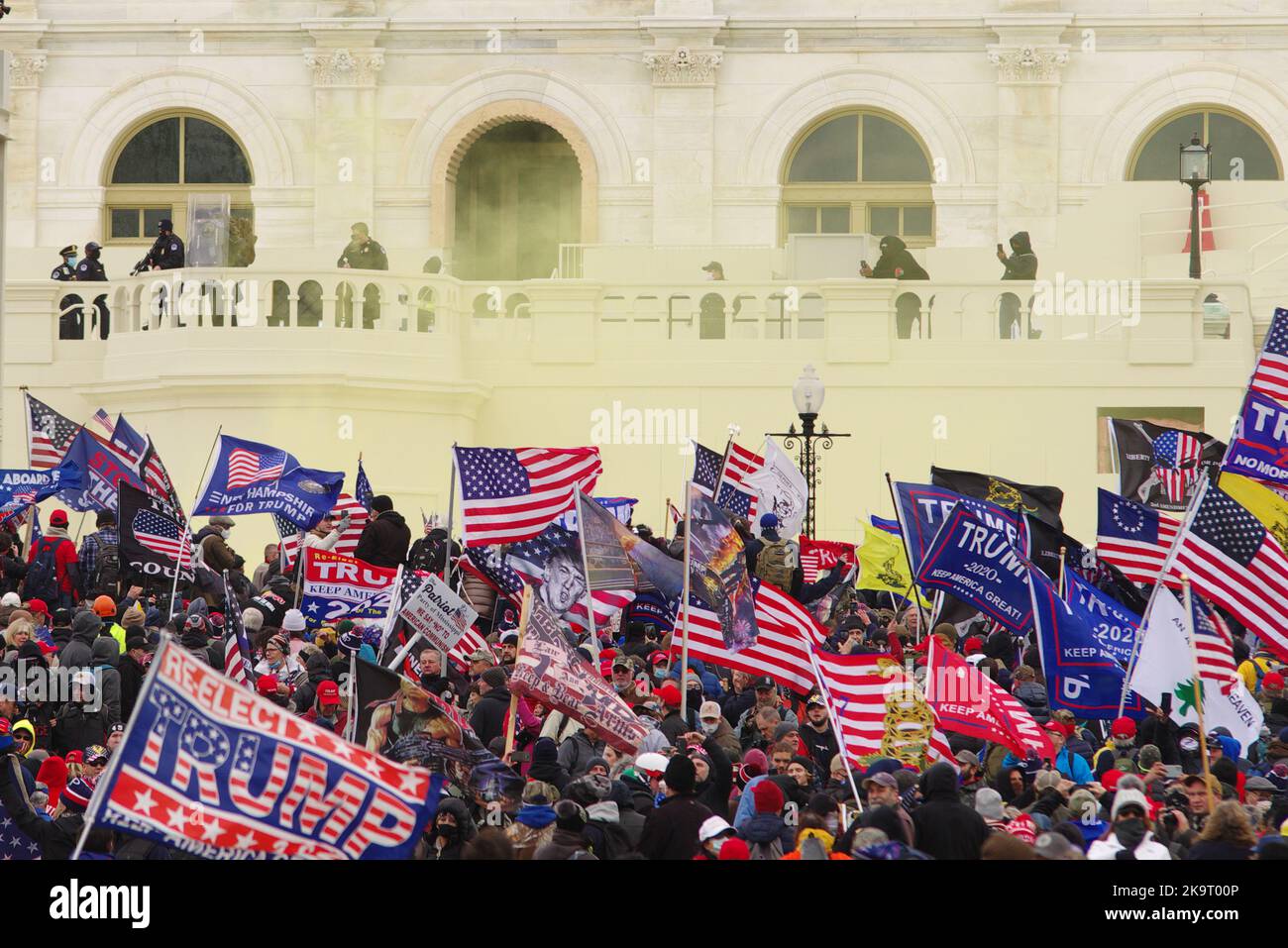 Il fumo sale da granate lampo dispiegate contro una folla di sostenitori pro-Trump al Campidoglio degli Stati Uniti il 6 gennaio 2021. Foto Stock