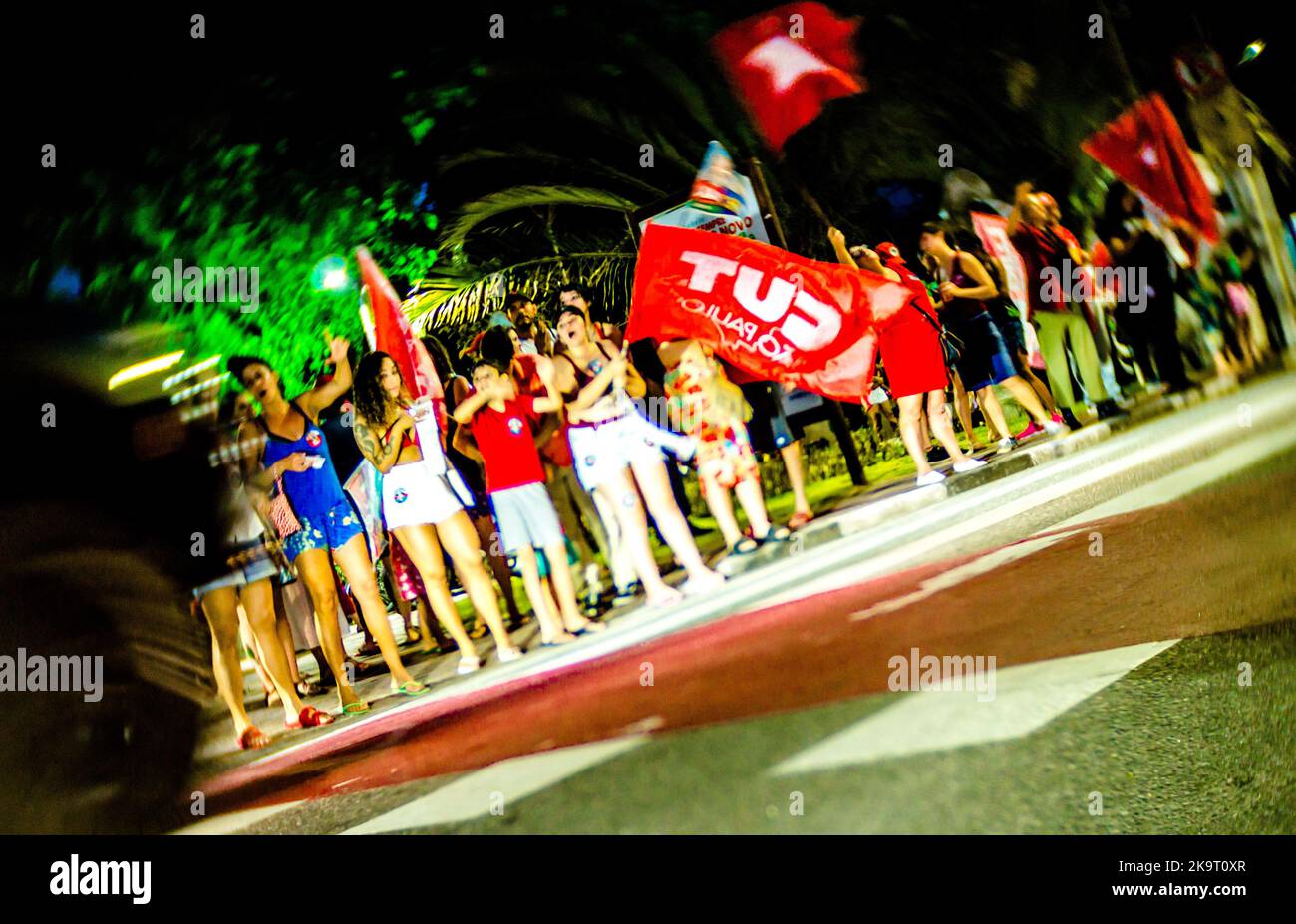 Ilhabela, Brasile. 29th Ott 2022. I sostenitori della candidatura dell'ex presidente Lula hanno dimostrato a sostegno della sua elezione, sventolando bandiere e cantando canzoni della campagna si sono concentrati in piazza Elvira Storace, a Perequê, a Ilhabela, SP, nel tardo pomeriggio di questo sabato 29th ottobre. Credit: Márcio Pannunzio/FotoArena/Alamy Live News Foto Stock