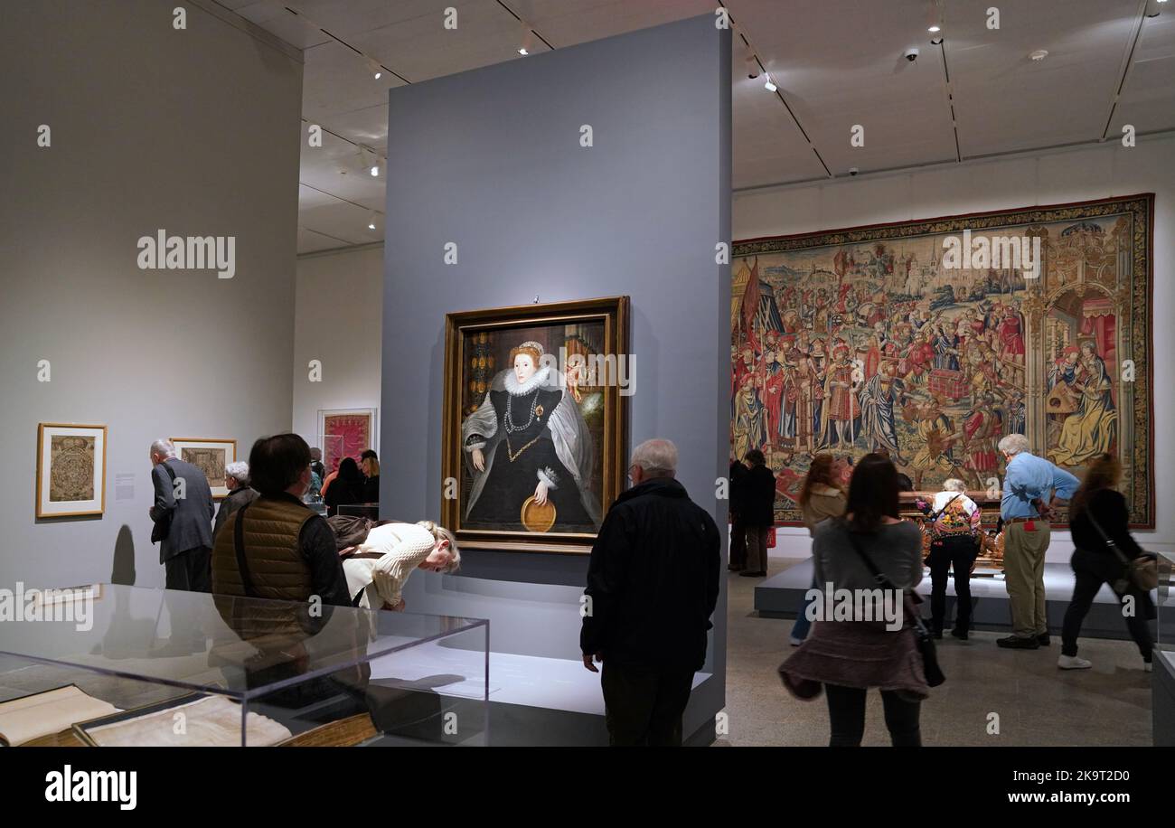 New York, NY - Ottobre 2022: I visitatori della galleria Tudor al Metropolitan Museum of Art ammirano un ritratto dell'anziana regina Elisabetta l'abete Foto Stock