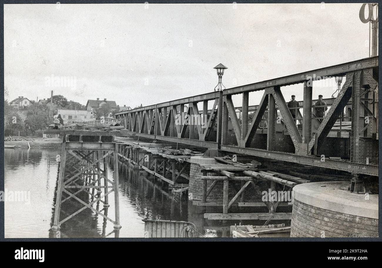 Il ponte ferroviario su Stångån a Linköping. Il ponteggio e la sovrastruttura. Il ponte più vecchio è visibile a sinistra. Foto Stock