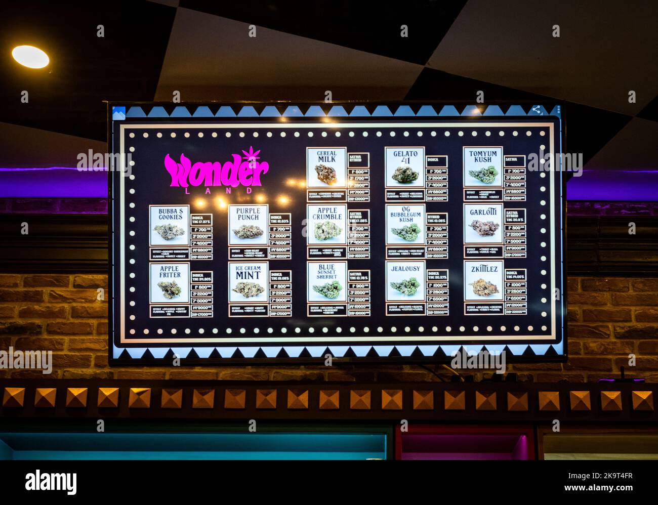 Un cartello con menu illuminato presso un negozio di cannabis legale chiamato Wonderland a Bangkok, Thailandia. Thailandia completamente legalizzato la produzione, vendite e Foto Stock