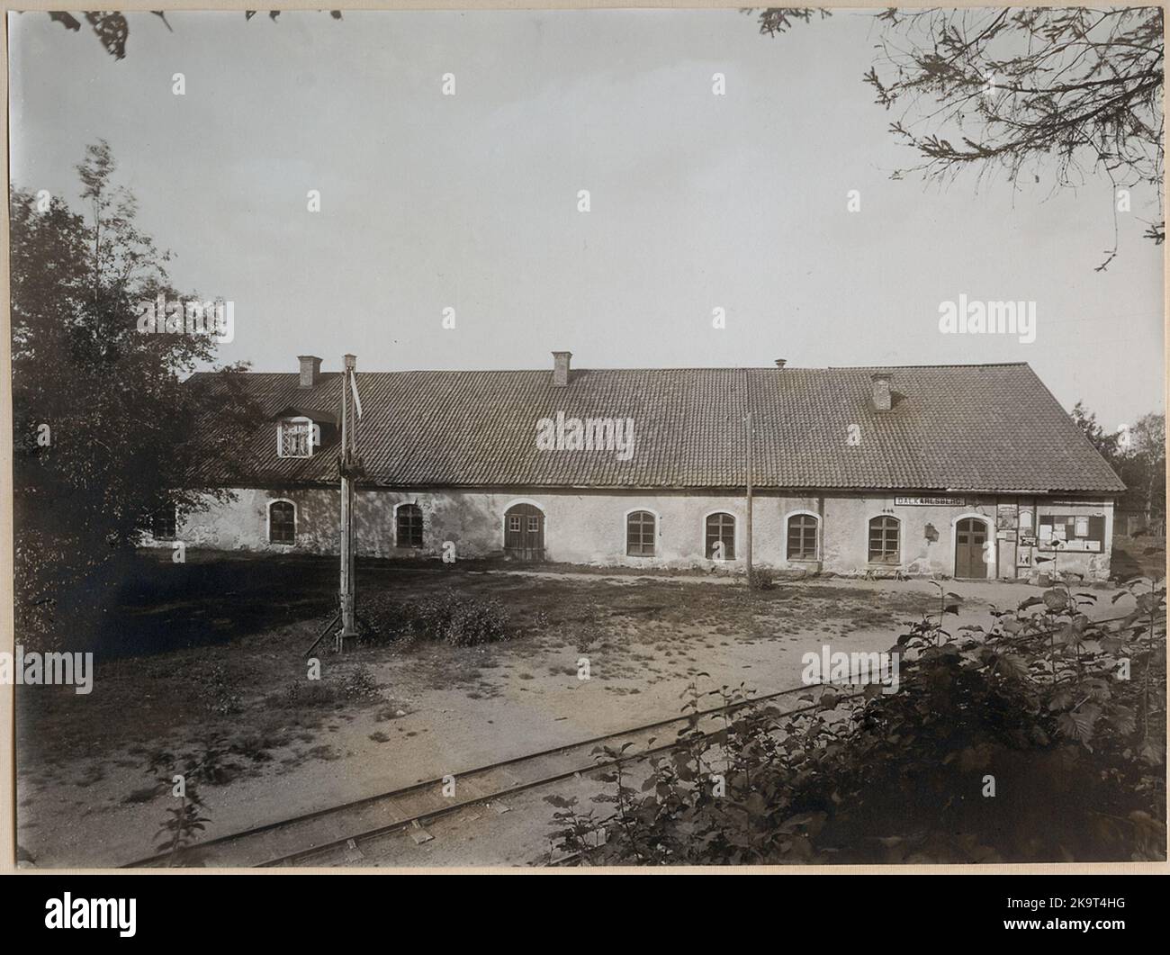 Viker -Möckels Stazione ferroviaria casa, locomotiva, negozio di riparazione e di servizio alloggio in un edificio - precedentemente Dalkarlsbergs Bruks Railway rivista. Foto Stock