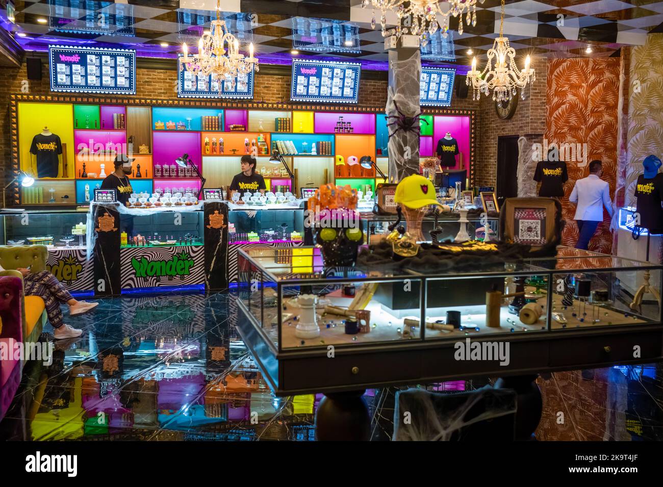 Wonderland, negozio di marijuana legale su Sukhumvit Road a Bangkok, Thailandia. La Thailandia ha legalizzato completamente la produzione, la vendita e il consumo di marij Foto Stock