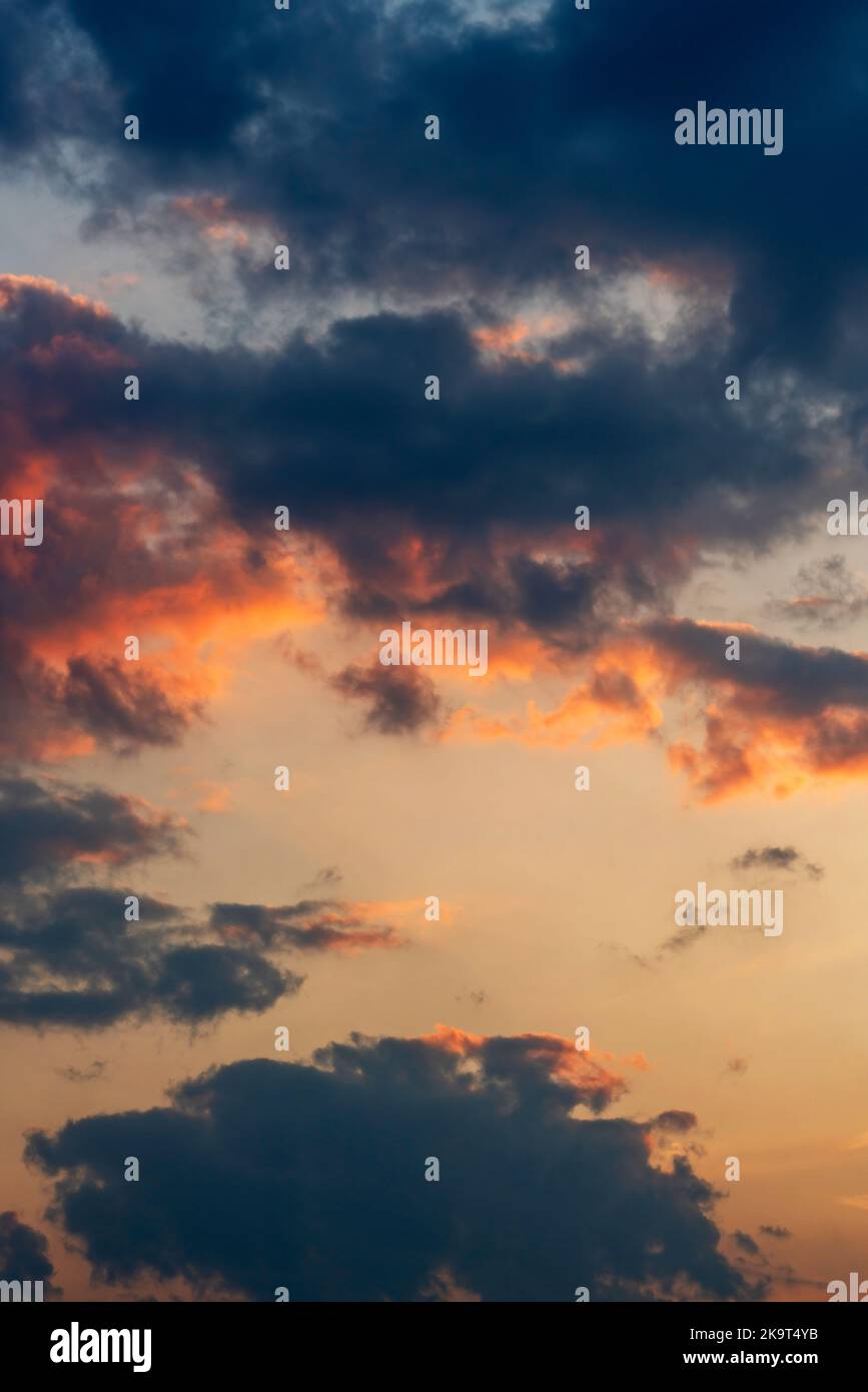Fiery arancione tramonto Cielo. Bellissimo cielo Foto Stock