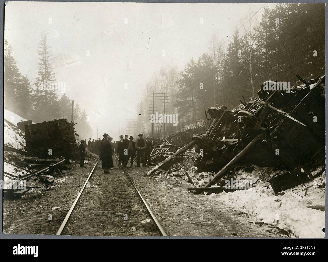 I vagoni feriti si trovano sul lato della linea ferroviaria. Foto Stock