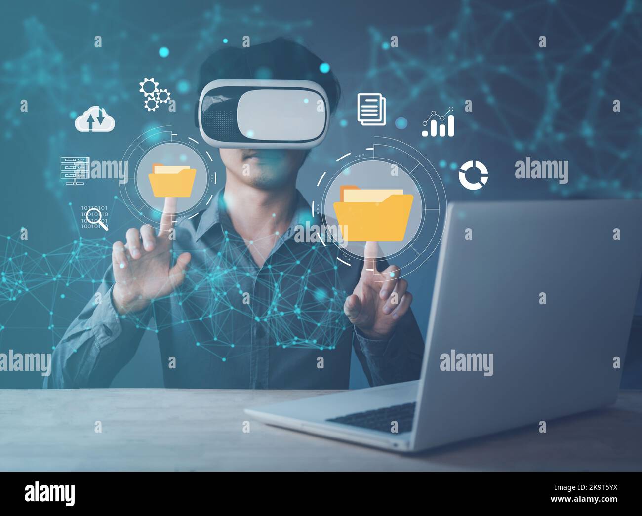 Uomo d'affari che indossa occhiali VR con interfaccia in cartella virtuale per la gestione dei dati. Globale in metaverse e connessione internet. Gestire file e documenti Foto Stock