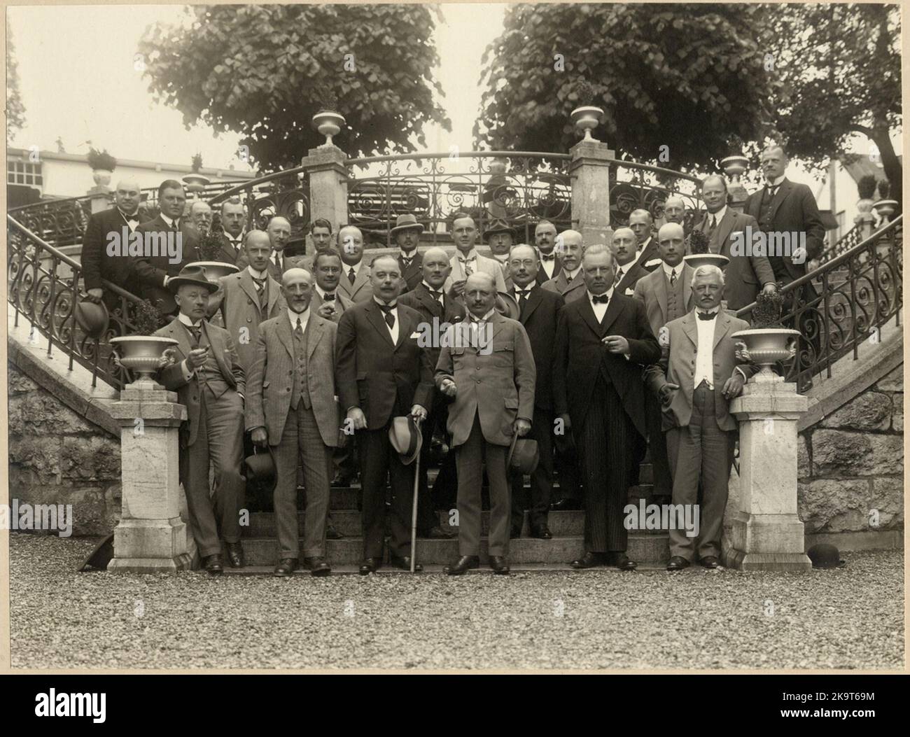 La conferenza sul traffico turistico di Visby 27-29 giugno 1924. FR 1st fila; Bergm Neiglick, Dir Trulesson, Landch Ekman, Ö Stato Hedrosstierna?, Console Ekman, capo dell'agenzia Englund. 2nd ROW Löjnant Ström, Bureau Manager Ahlberg, Consigliere Ljungbeck, Hovint. Åsbrink, Bra Edelswaard, Dir Ljundquist, Dir Lagerstråle. 3rd ROW; Dir?, Dir A. Jonsson, Red Svedman, Dir Tornquist,?, Dir Lindqvist, capitano Å. Wiman, Red Hogelberg, Dir Rolén,?, Dir Lindvall,?, responsabile dell'ufficio di presidenza Alsin, TC Lindström Foto Stock