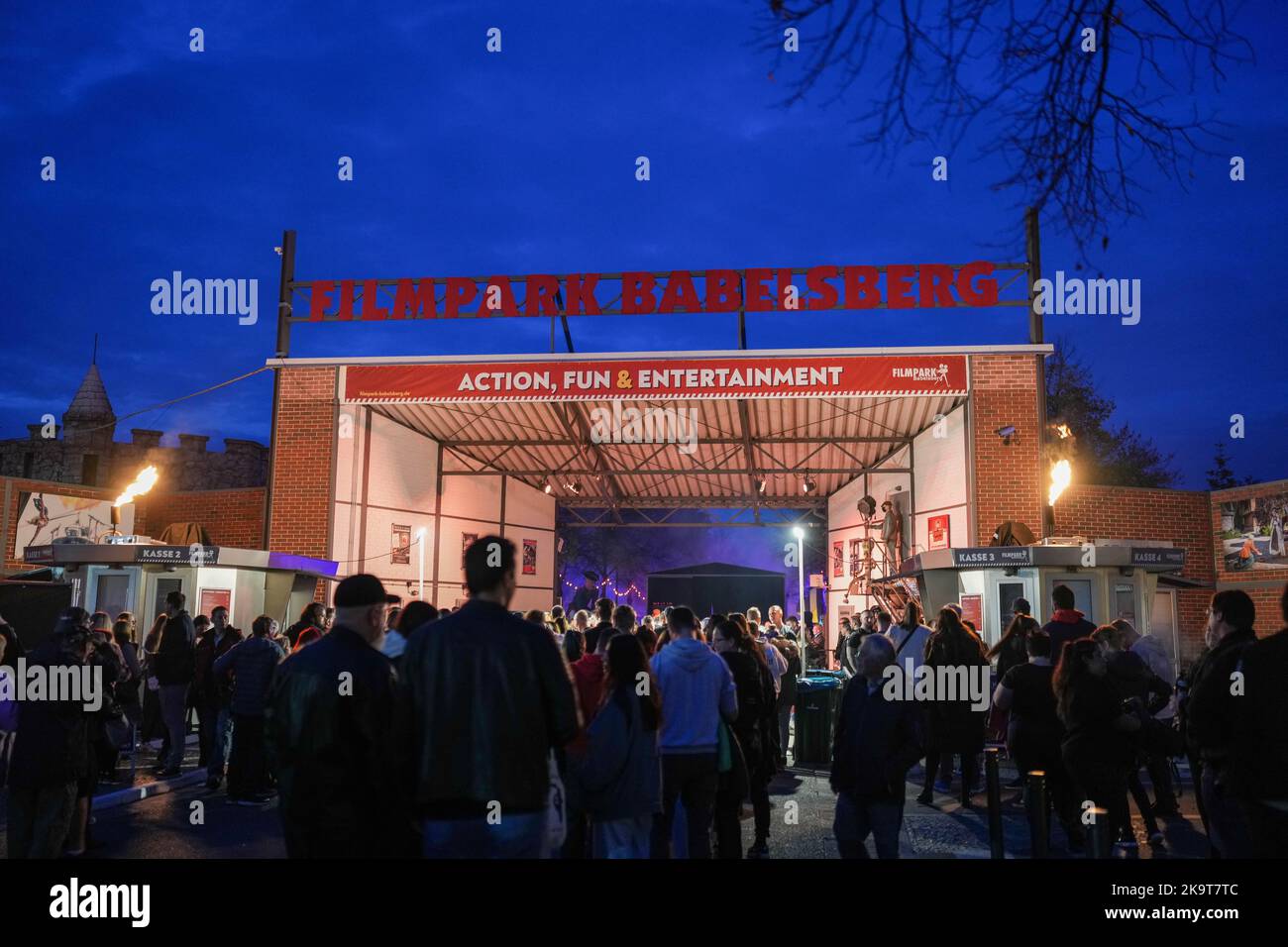 Potsdam, Germania. 29th Set, 2022. Gli ospiti si sono schierati per l'evento Horror Nights 2022 al Filmpark Babelsberg. Credit: Gerald Matzka/dpa/ZB/dpa/Alamy Live News Foto Stock