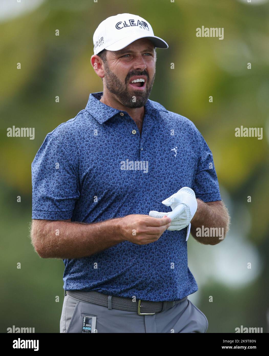 Miami, Stati Uniti d'America. 29th Ott 2022. DORAL, FL - 29 OTTOBRE: Charl Schwartzel di Stinger GC guarda il fairway sulla buca 3 durante le semifinali di LIV Golf Invitational - Miami al Trump National Doral Miami il 29 ottobre 2022 a Doral, Florida. (Foto di Alberto E. Tamargo/Sipa USA) Credit: Sipa USA/Alamy Live News Foto Stock