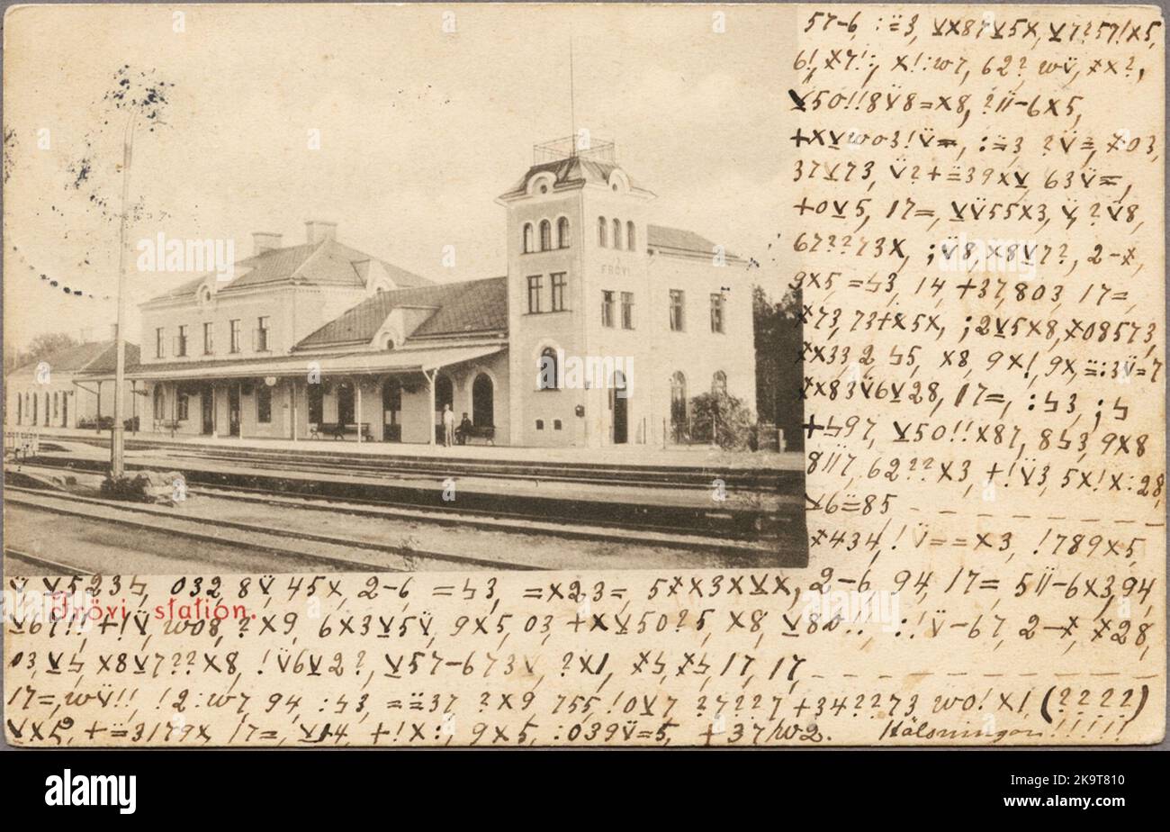 Lato binario della stazione con vista sulla piattaforma e sulla casa della stazione. Foto Stock