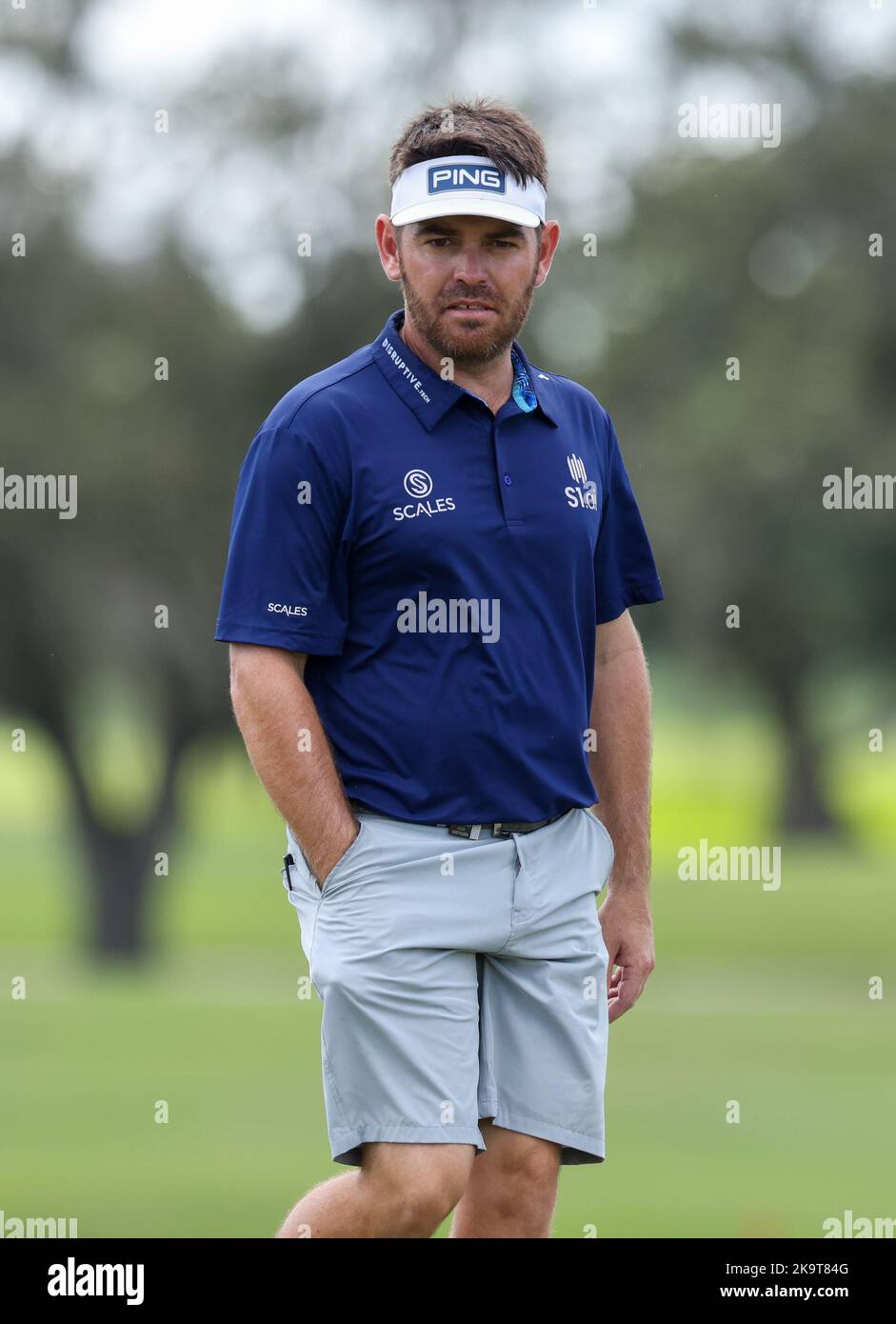 Miami, Stati Uniti d'America. 29th Ott 2022. DORAL, FL - 29 OTTOBRE: Louis Oosthuizen di Stinger GC guarda il verde sul buco 2 durante le semifinali della LIV Invitational Miami al Trump National Doral Miami il 29 ottobre 2022 a Doral, Florida. (Foto di Alberto E. Tamargo/Sipa USA) Credit: Sipa USA/Alamy Live News Foto Stock