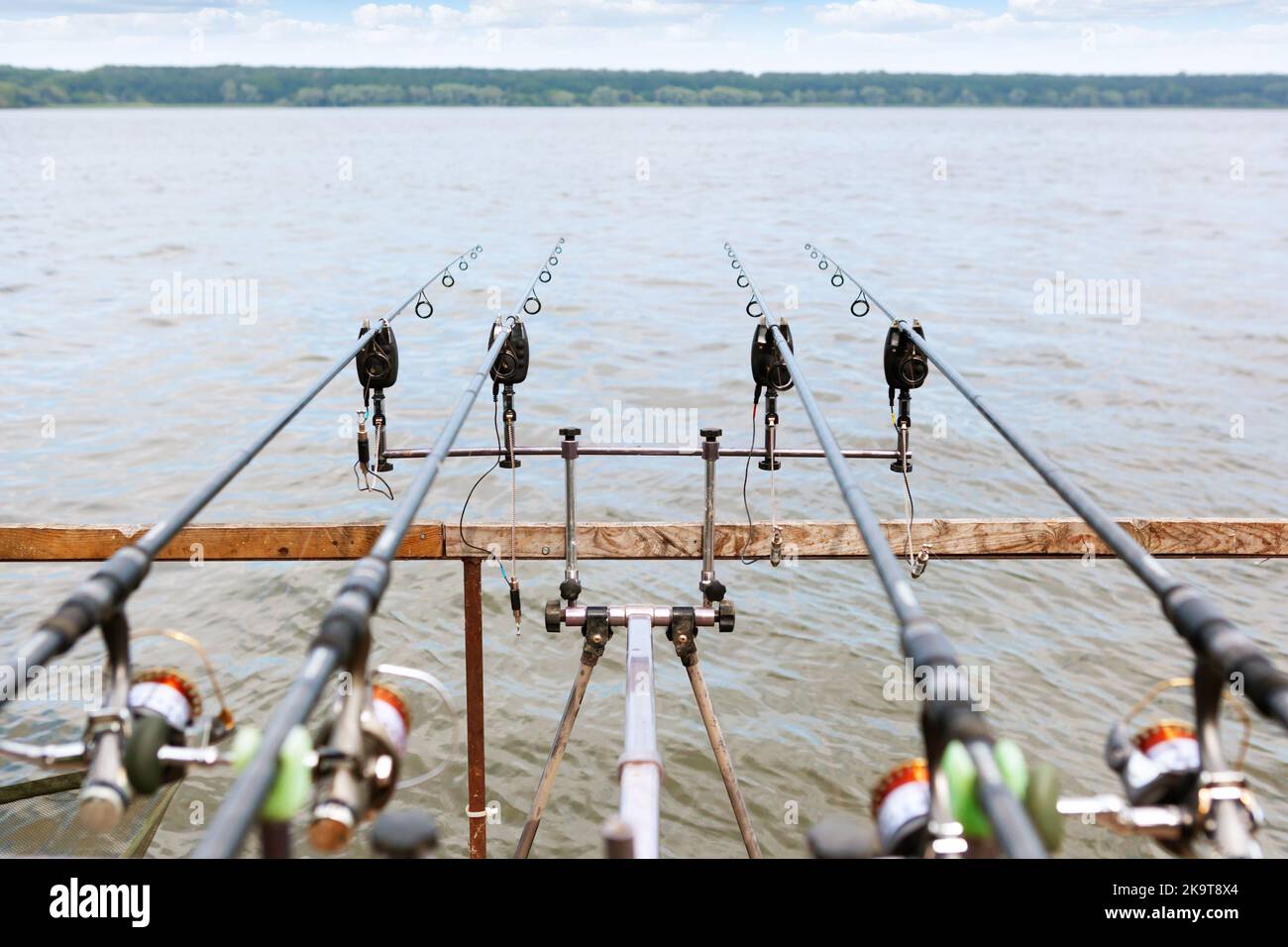Quattro canne da pesca gettate con allarme di aquilone attrezzato. Foto Stock