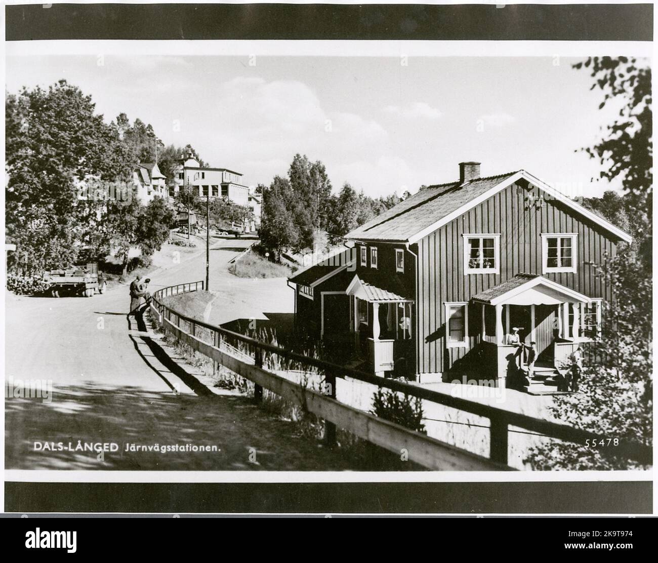 Vista a dals Långed. Stazione costruita nel 1926. Casa stazione a due piani in legno, combinata con la rivista di merci Foto Stock
