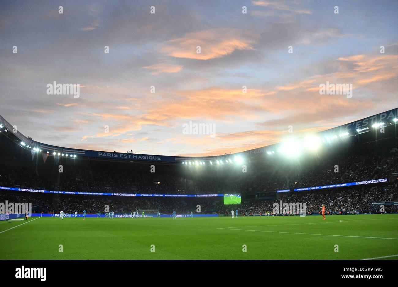 Parigi, Francia. 29th Ott 2022. Una panoramica generale dello stadio durante la partita di calcio francese del L1 tra Paris Saint-Germain (PSG) e ES Troyes AC presso lo stadio Parc des Princes di Parigi, Francia, il 29 ottobre 2022. Photo by Christian Liewig/ABACAPRESS.COM Credit: Abaca Press/Alamy Live News Foto Stock