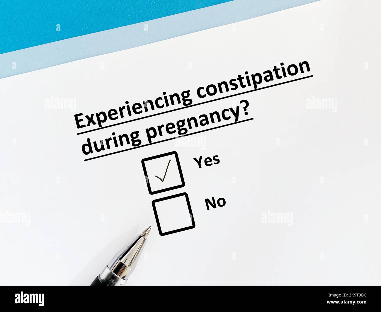 Una persona sta rispondendo alla domanda sulla gravidanza. Durante la gravidanza, lei sperimenta costipazione. Foto Stock