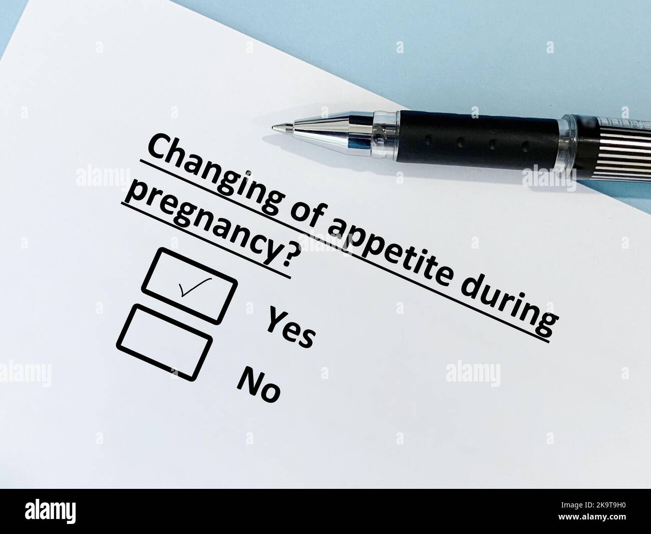 Una persona sta rispondendo alla domanda sulla gravidanza. Durante la gravidanza, sperimenta un cambiamento di appetito. Foto Stock