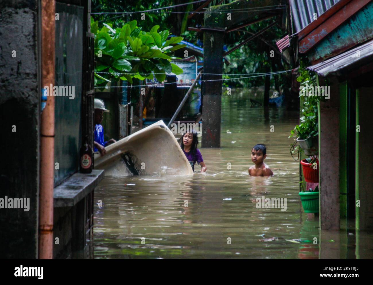 Quezon City, Filippine. 30th Ott 2022. Filippine: A Barangay Bagong Silangan Quezon City evacuato un totale di 1.276 famiglie che vivono vicino al fiume San Mateo a causa dell'aumento dei livelli di acqua causa dal segnale #3 tifone Paeng con nome internazionale Nalghe. 29 ottobre 2022. Foto: EddCastro/Pacific Press (Foto di Eduardo Castro/Pacific Press) Credit: Pacific Press Media Production Corp./Alamy Live News Foto Stock