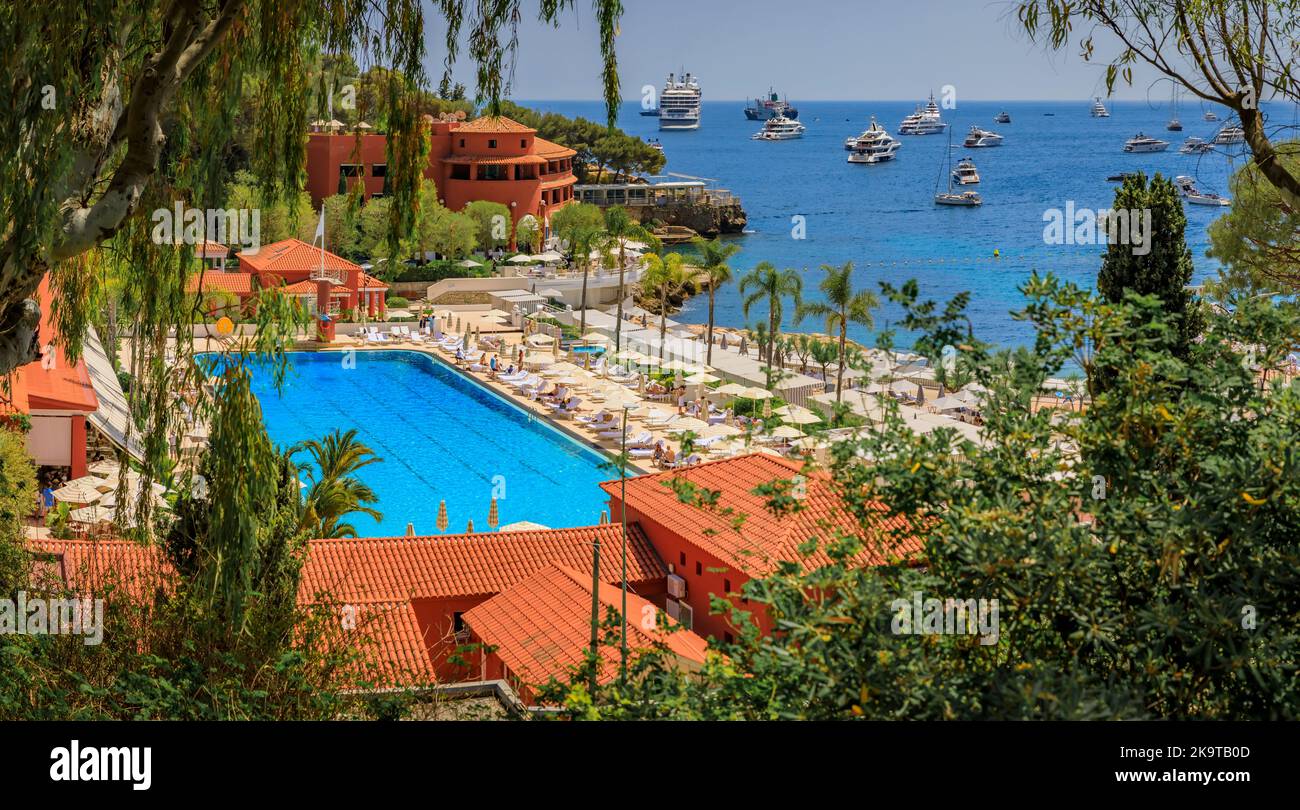 Roquebrune Cap Martin, Francia - 28 maggio 2022: Hotel di lusso Monte Carlo Beach vicino a Monaco con piscina e vista sul Mar Mediterraneo, sud della Francia Foto Stock