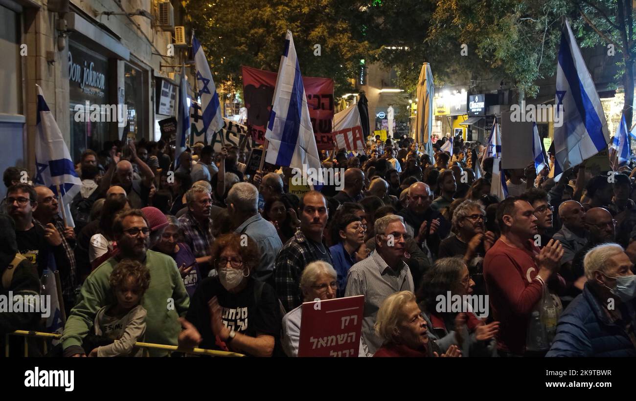 GERUSALEMME, ISRAELE - 29 OTTOBRE: Gli israeliani partecipano a un raduno commemorativo per il defunto primo ministro Yitzhak Rabin tenuto dal Partito laburista israeliano a Piazza Sion il 29 ottobre 2022 a Gerusalemme, Israele. La manifestazione, annunciata come il raduno "Fighting for His Way”, si è tenuta in vista delle elezioni legislative e del 27th° anniversario dell'assassinio di Rabin la settimana prossima. Credit: Eddie Gerald/Alamy Live News Foto Stock