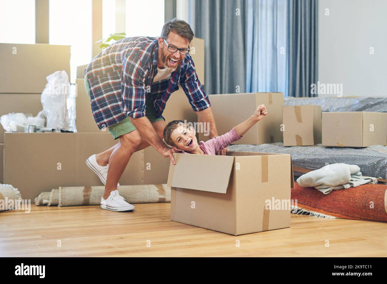 Il divertimento rende la giornata in movimento un'esperienza positiva. Un padre e un figlio felici che si divertono insieme durante la giornata in movimento. Foto Stock