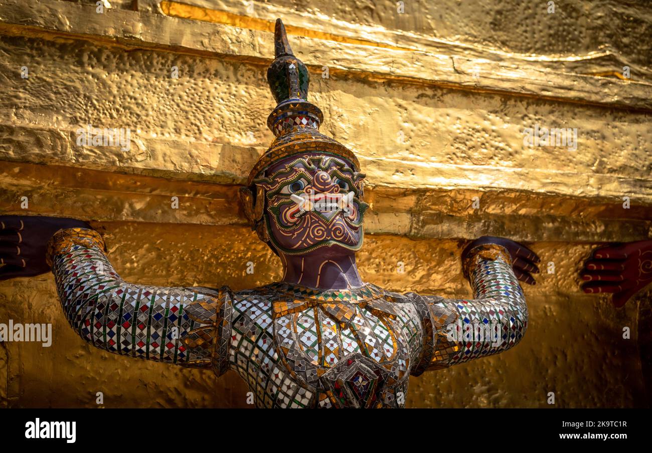 Un'antica statua buddista custode del tempio presso la Golden Stupa (Phra si Ratana Chedi) accanto al Tempio del Buddha di Smeraldo a Bangkok, Thailandia. Foto Stock
