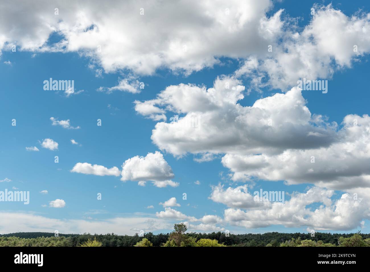 Nuvole nel cielo in una giornata di sole. Francia. Foto Stock