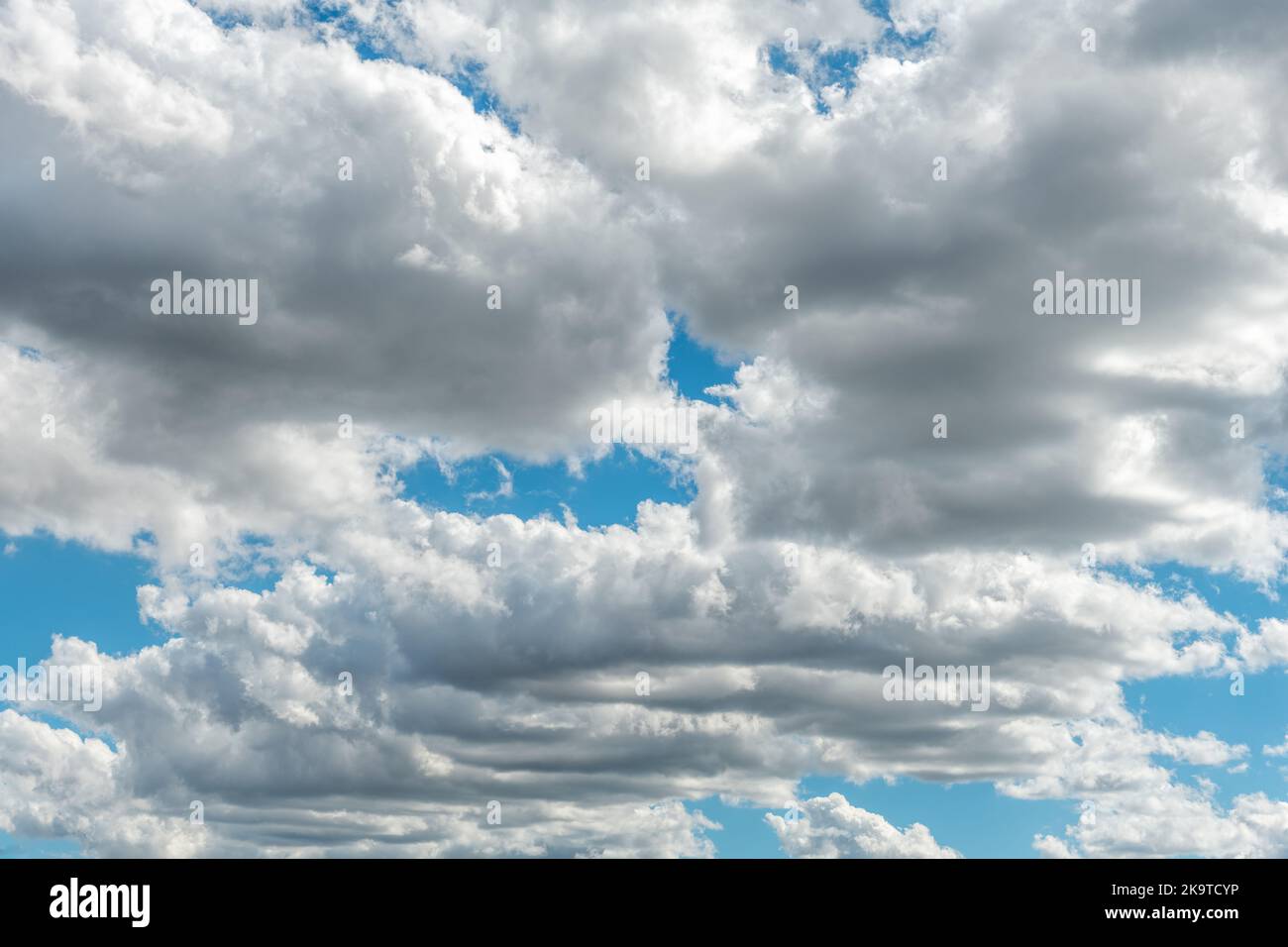 Nuvole nel cielo in una giornata di sole. Francia. Foto Stock