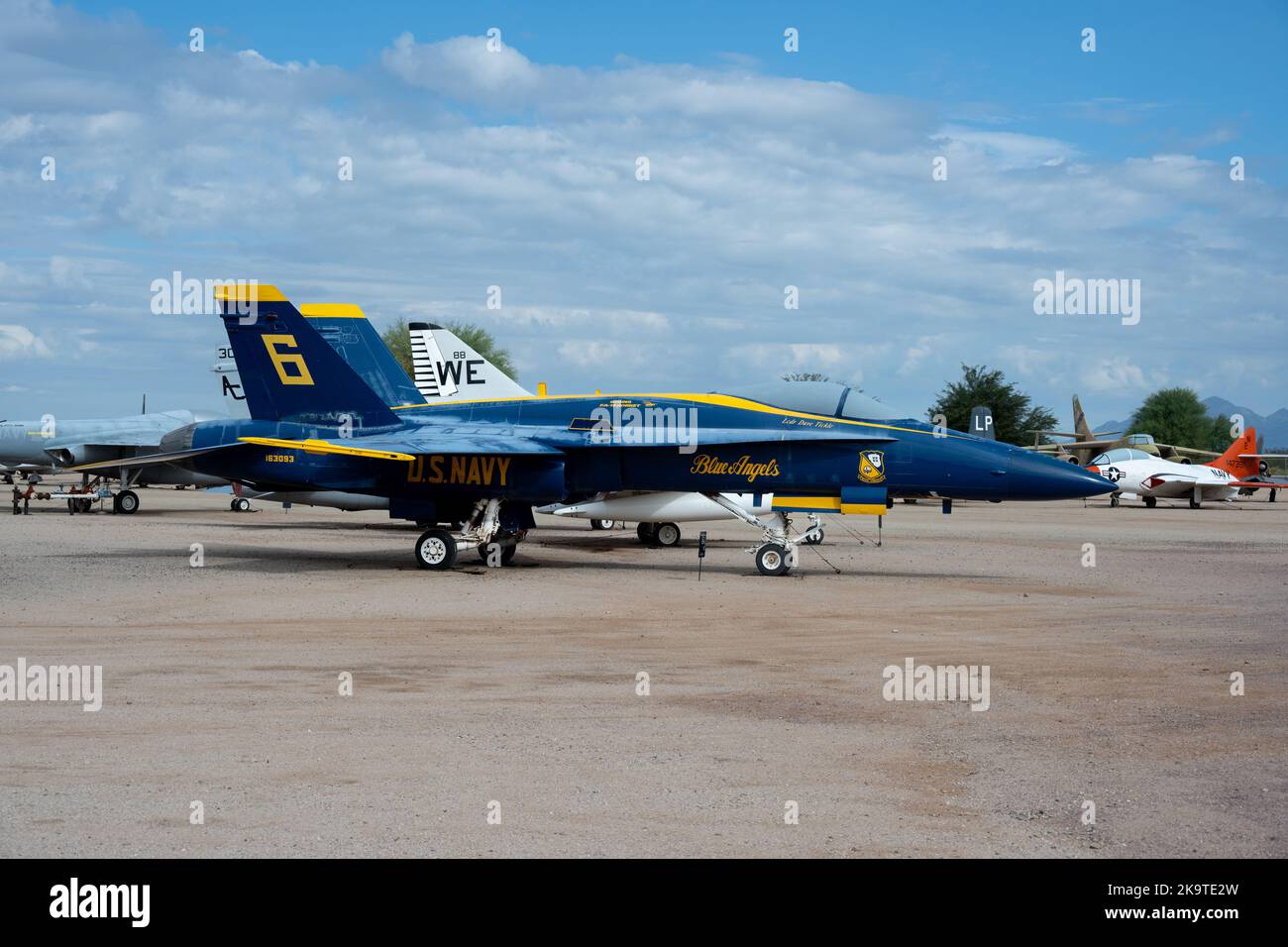 Un F-18 Blue Angel numero 8 in mostra al Pima Air and Space Museum Foto Stock