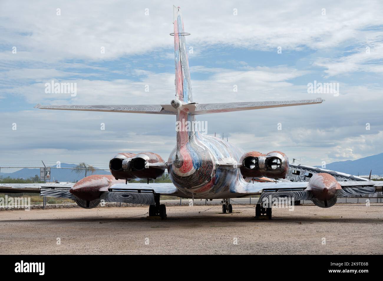 Un aereo dipinto in mostra al Museo dell'aria e dello spazio di Pima Foto Stock