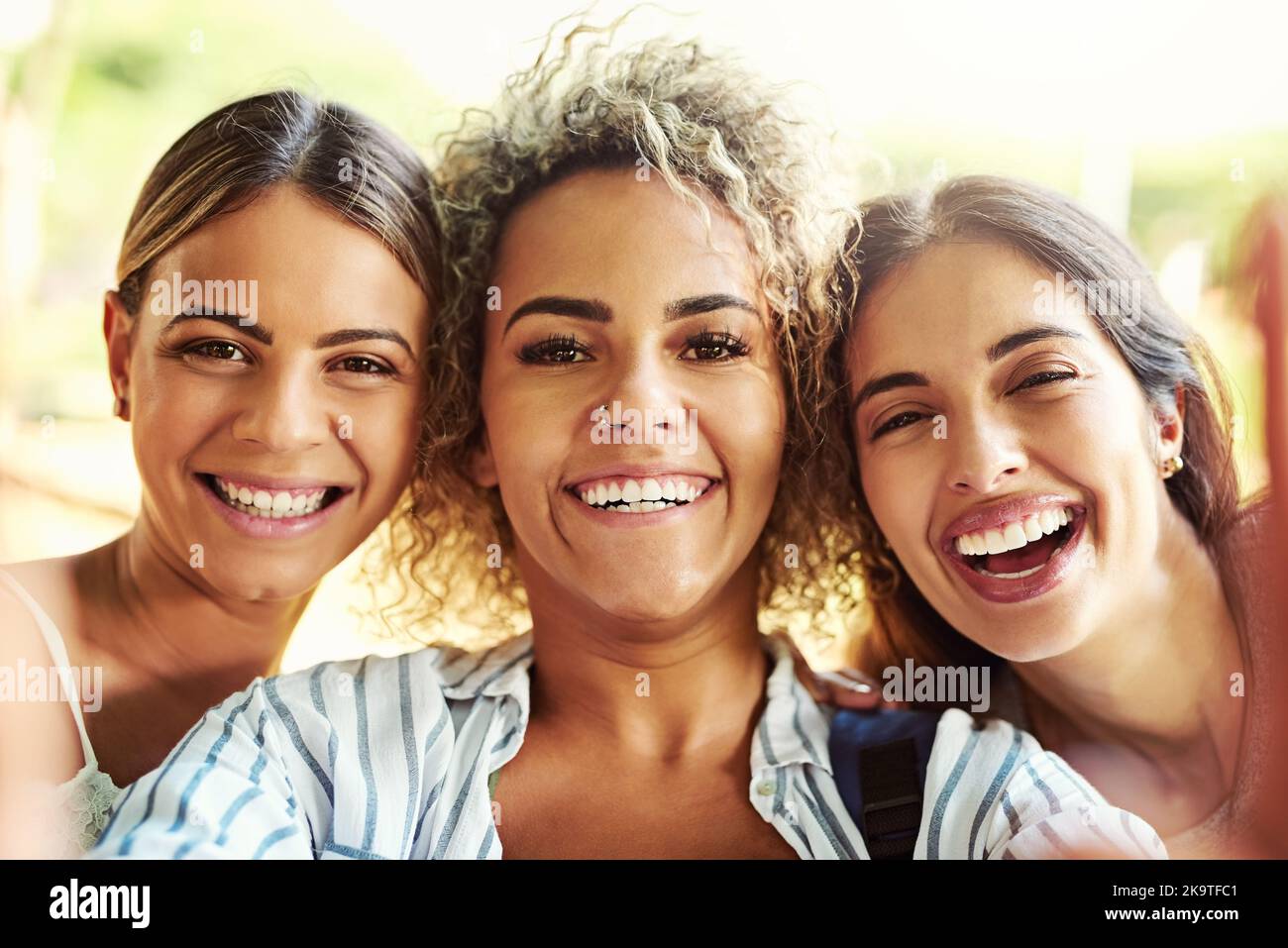 Creare ricordi come se stessi. Ritratto di un gruppo di amici che prendono un selfie insieme all'aperto. Foto Stock