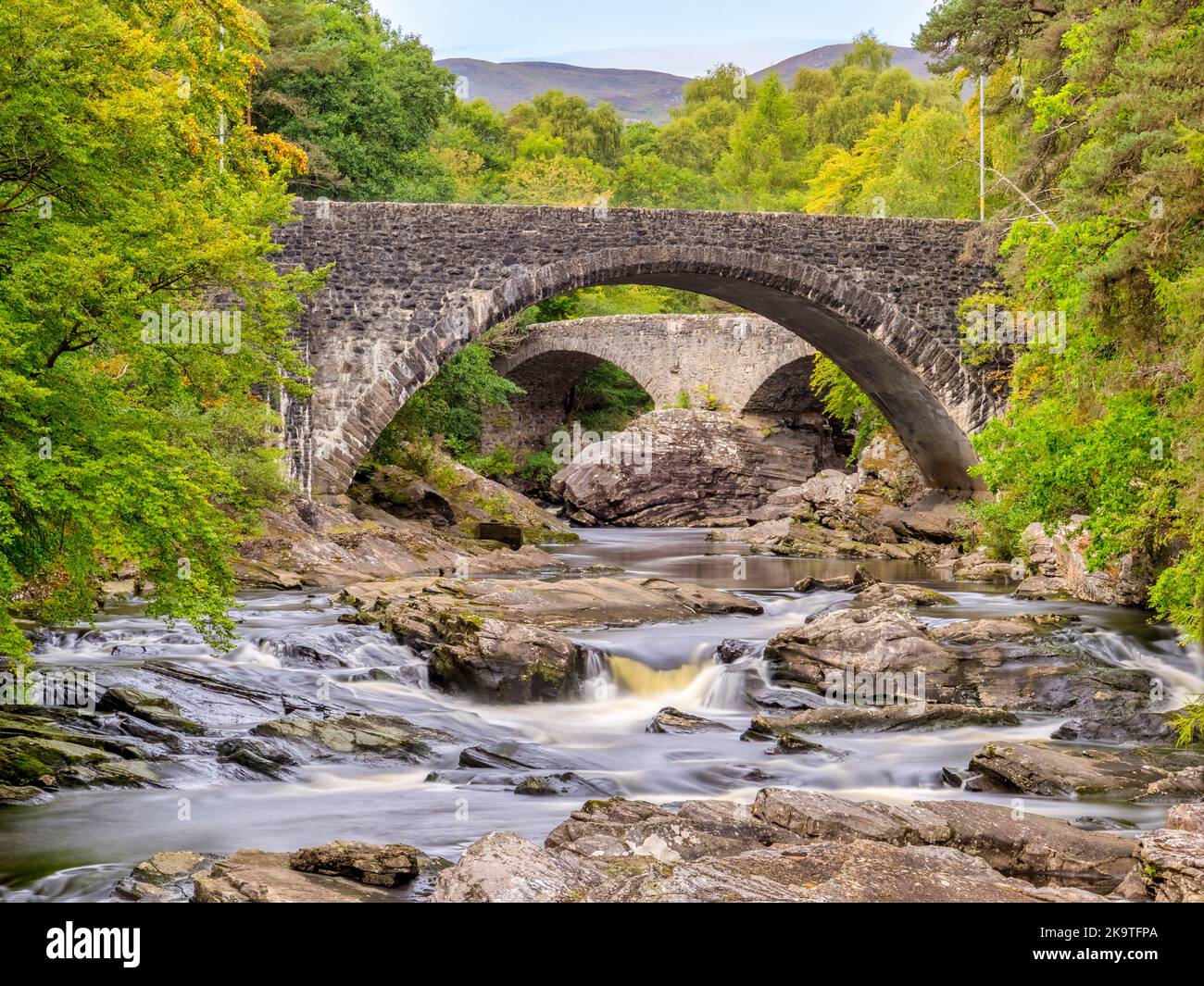 Il fiume Moriston a Invermoriston sulle rive del Loch Ness, con i vecchi e nuovi ponti stradali. Foto Stock