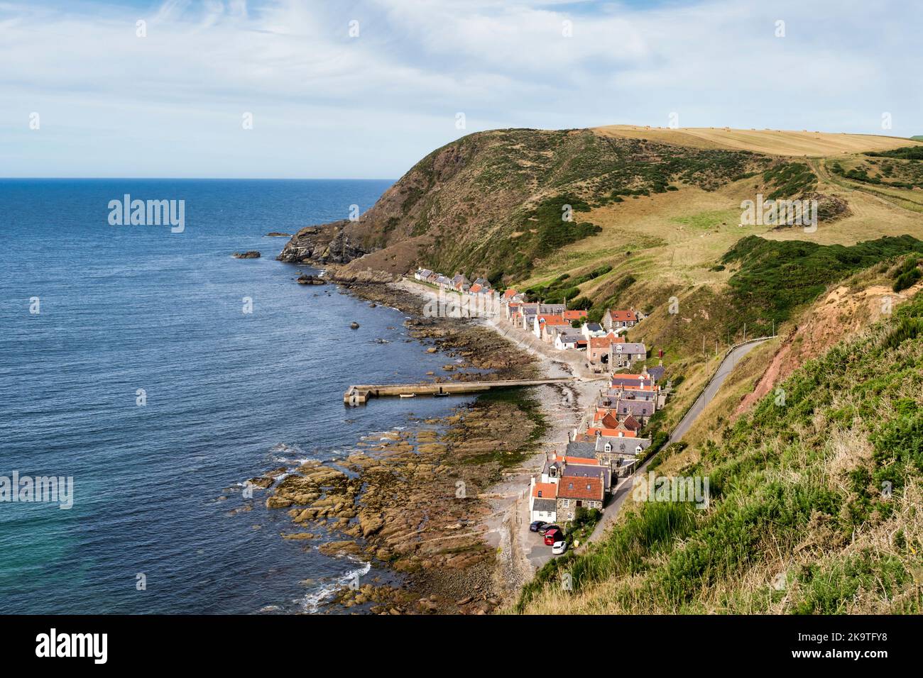 Crovie, sul Moray Firth in Aberdeenshire, che è stato abbandonato come villaggio di pescatori dopo una tempesta nel gennaio 1953, ed è ora principalmente una vacanza desti Foto Stock