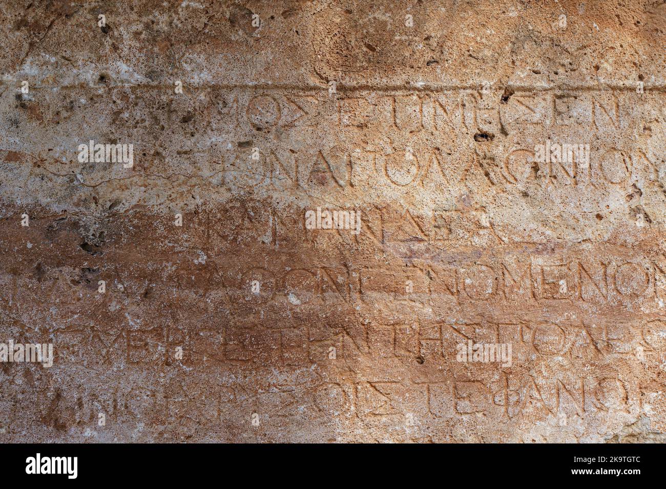 Antico testo greco antico e iscrizioni sulla parete di pietra del tempio. Cultura greca antica, alfabeto e scrittura, concetto di storia. Foto di alta qualità Foto Stock