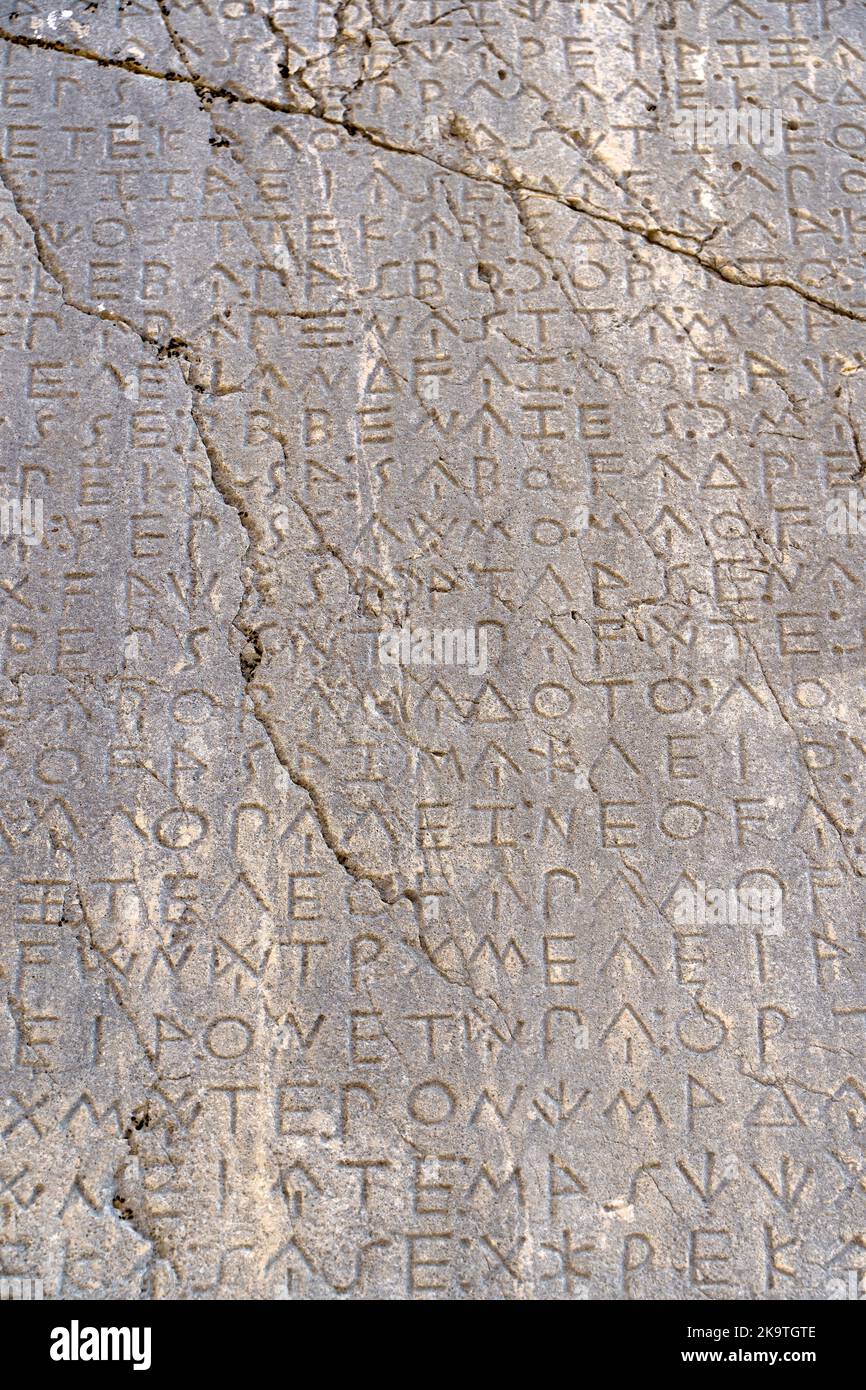 Antico testo greco antico e iscrizioni sulla parete di pietra del tempio. Cultura greca antica, alfabeto e scrittura, concetto di storia. Foto di alta qualità Foto Stock