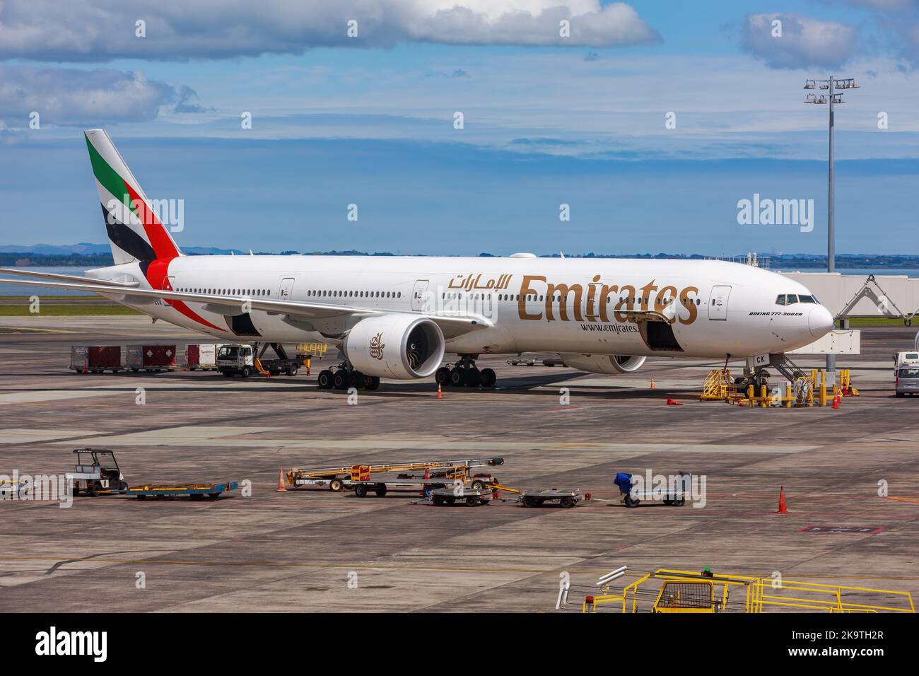 Una compagnia aerea Emirates Boeing 777-300ER Airliner presso l'aeroporto internazionale di Auckland, Auckland, Nuova Zelanda Foto Stock