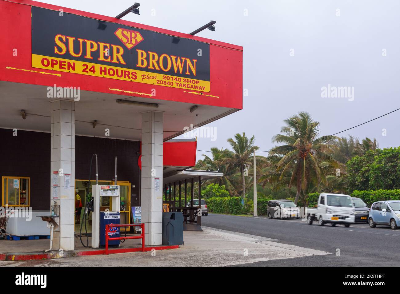 Un distributore di generi alimentari e benzina 'Super Brown' sulla strada principale di Rarotonga, Isole Cook Foto Stock