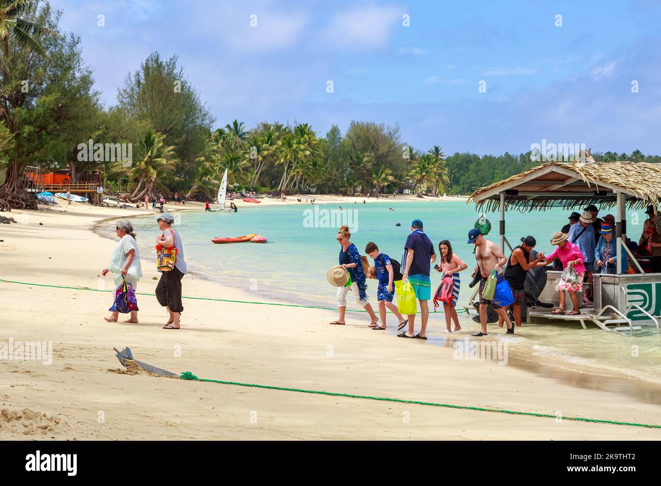 Persone che lasciano un tour in barca a muri Beach sull'isola tropicale di Rarotonga, Isole Cook Foto Stock